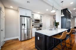Modern Swanky Oasis Central Location FREE Parking!