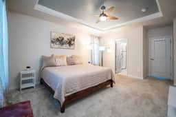 Elegant and Stylish Retreat, Free Parking Included