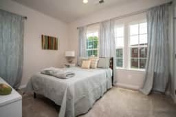Elegant and Stylish Retreat, Free Parking Included