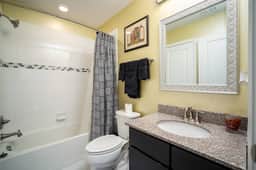 Elegant and Stylish Retreat, Free Parking Included