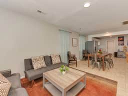 Cozy Modern Retreat Centrally Located Free Parking