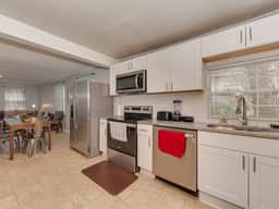 Cozy Modern Retreat Centrally Located Free Parking