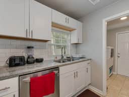 Cozy Modern Retreat Centrally Located Free Parking