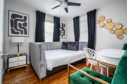 Luxury Urban Oasis Free Parking Centrally Located!