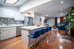 Luxury Urban Oasis Free Parking Centrally Located!