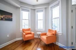 Modern Swanky Oasis Central Location FREE Parking!
