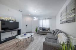 Bright & Cozy 3 BR Near Parks & Dining in Lakeland
