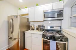 Contemporary 2 Bedroom Escape Minutes to Downtown!