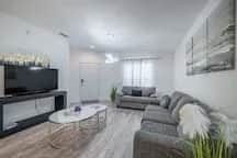 Bright & Cozy 3 BR Near Parks & Dining in Lakeland