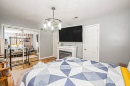 Cozy and Charming Queen Room Near National Harbor!
