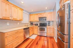 Cozy and Charming Queen Room Near National Harbor!