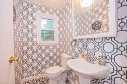 Cozy and Charming Queen Room Near National Harbor!