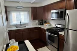 Cozy 2BR Lower Duplex Stay Near LCA and Ford Field
