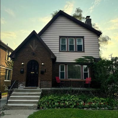 Bright 2BR Upper Duplex | University District