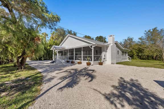 Magnolia House at Alva Oaks Farm Farmhouse Retreat - Image 1