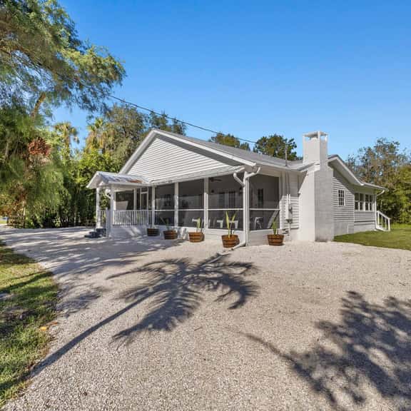 Magnolia House at Alva Oaks Farm Farmhouse Retreat - Image 1
