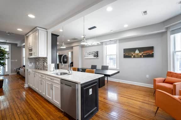 Modern Swanky Oasis Central Location FREE Parking!