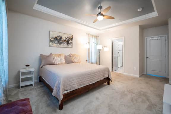 Elegant and Stylish Retreat, Free Parking Included