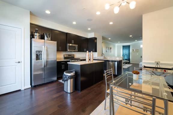 Elegant and Stylish Retreat, Free Parking Included