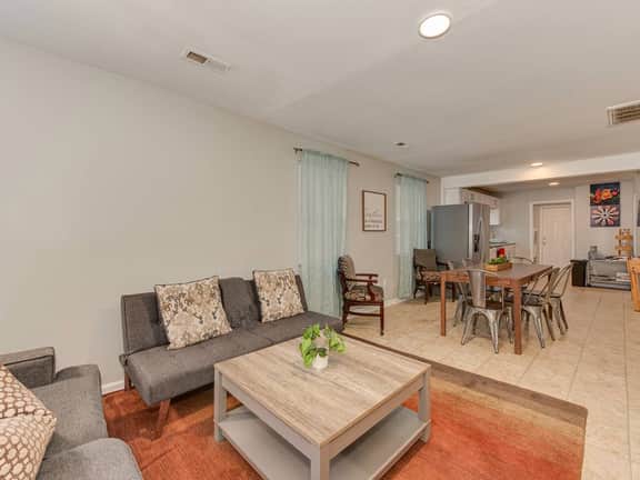 Cozy Modern Retreat Centrally Located Free Parking