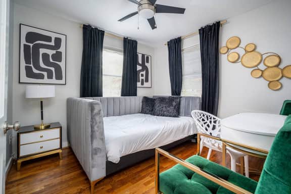 Luxury Urban Oasis Free Parking Centrally Located!