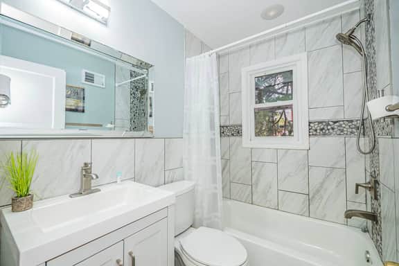 Modern & Urban Oasis Central Location Free Parking