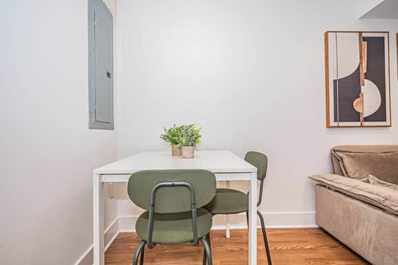 Modern & Cozy Suite Centrally Located Free Parking