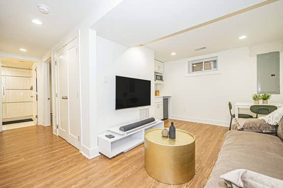 Modern & Cozy Suite Centrally Located Free Parking