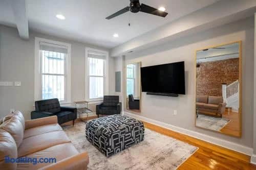 Modern Swanky Oasis Central Location FREE Parking!