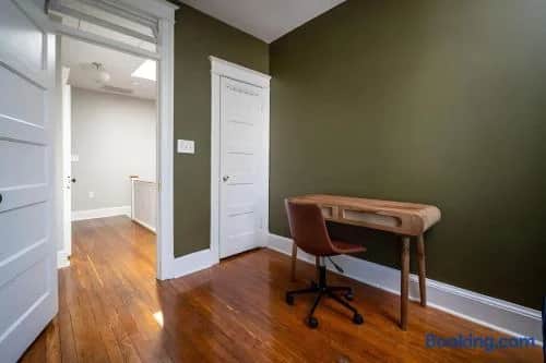 Modern Swanky Oasis Central Location FREE Parking!