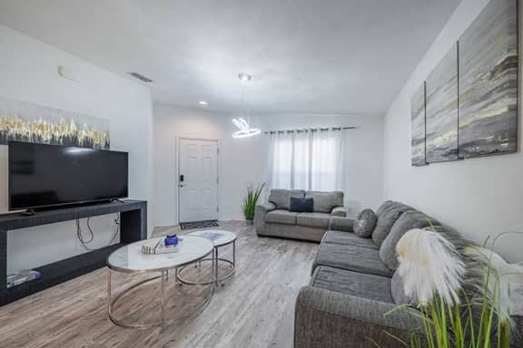 Bright & Cozy 3 BR Near Parks & Dining in Lakeland