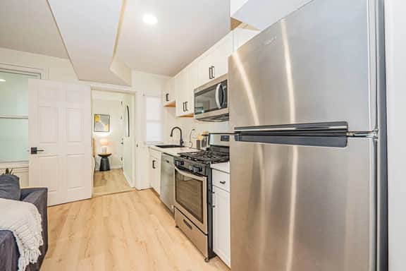 Your Cozy & Charming 2BR Getaway Near Downtown DC!