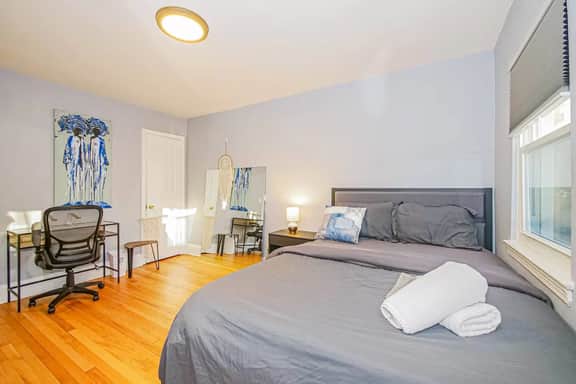 Contemporary 2 Bedroom Escape Minutes to Downtown!