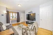 Contemporary 2 Bedroom Escape Minutes to Downtown!