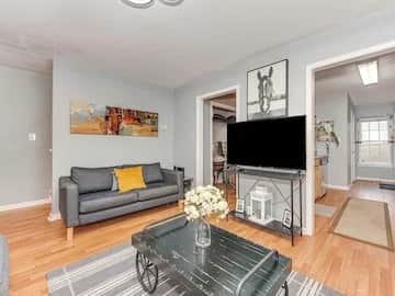 Cozy & Spacious Retreat and  Pet-Friendly