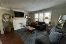 Bright 2BR Upper Duplex | University District
