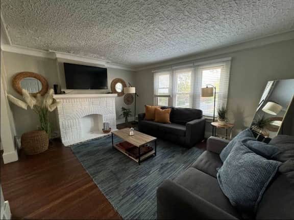 Bright 2BR Upper Duplex | University District