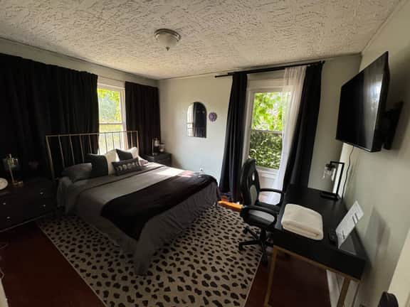 Cozy 2BR Lower Duplex Stay Near LCA and Ford Field
