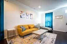 Elegant and Stylish Retreat, Free Parking Included