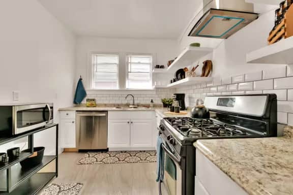 Prime 2BR Stay Near Ford Field & Downtown Detroit!