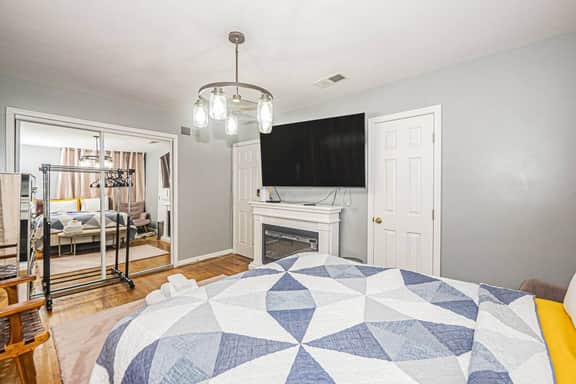 Cozy and Charming Queen Room Near National Harbor!