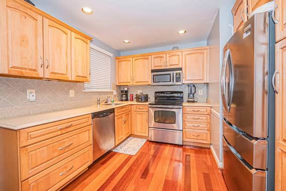 Cozy and Charming Queen Room Near National Harbor!