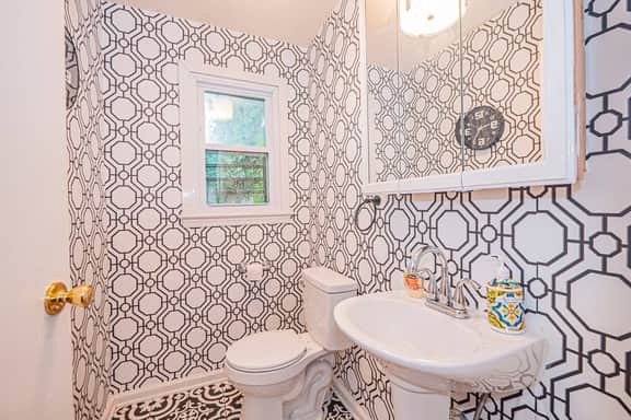 Cozy and Charming Queen Room Near National Harbor!