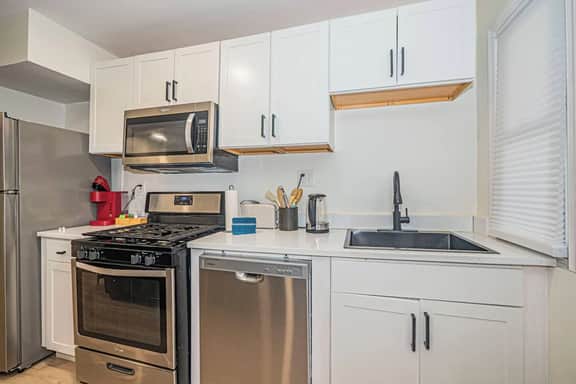 Bright & Homey 2BR Escape Near Vibrant Downtown DC