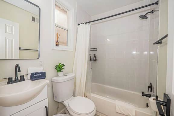 Bright & Homey 2BR Escape Near Vibrant Downtown DC