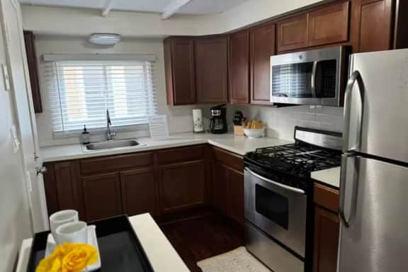 Cozy 2BR Lower Duplex Stay Near LCA and Ford Field