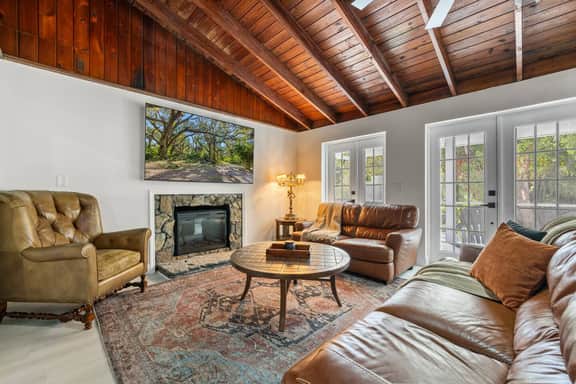 Magnolia House at Alva Oaks Farm Farmhouse Retreat - Image 3