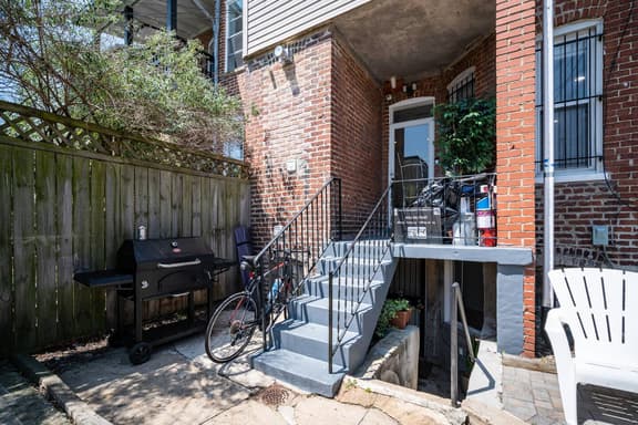 Modern Swanky Oasis Central Location FREE Parking!