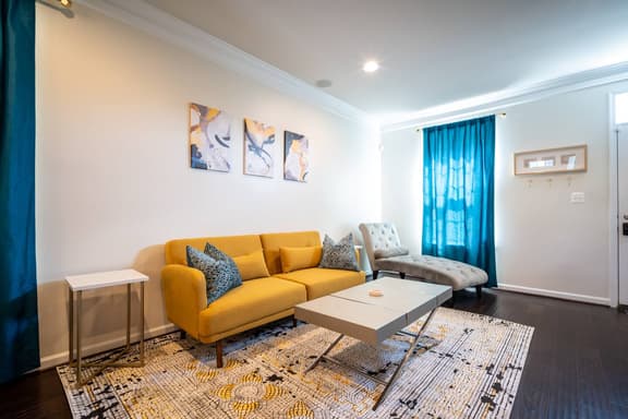 Elegant and Stylish Retreat, Free Parking Included