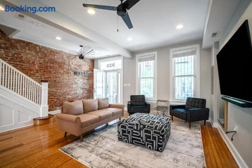Modern Swanky Oasis Central Location FREE Parking!